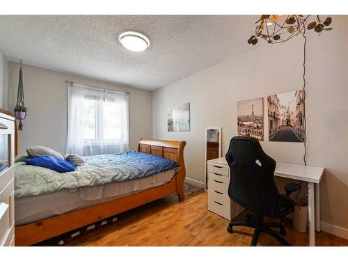 5128 Viceroy Drive Nw, Calgary, AB - Indoor Photo Showing Bedroom