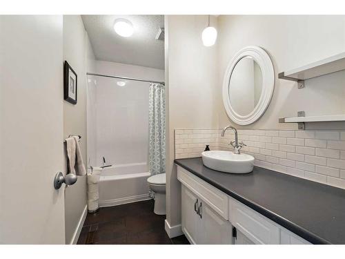 5128 Viceroy Drive Nw, Calgary, AB - Indoor Photo Showing Bathroom