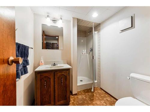 5128 Viceroy Drive Nw, Calgary, AB - Indoor Photo Showing Bathroom