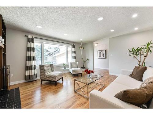 5128 Viceroy Drive Nw, Calgary, AB - Indoor Photo Showing Living Room