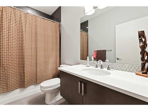 2014 35 Avenue Sw, Calgary, AB - Indoor Photo Showing Bathroom