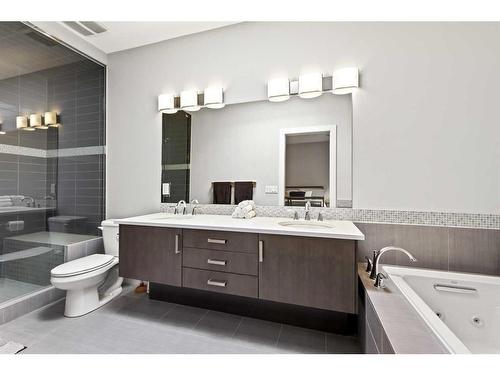 2014 35 Avenue Sw, Calgary, AB - Indoor Photo Showing Bathroom