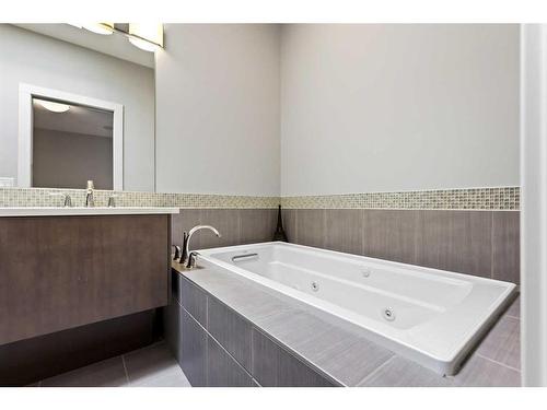 2014 35 Avenue Sw, Calgary, AB - Indoor Photo Showing Bathroom