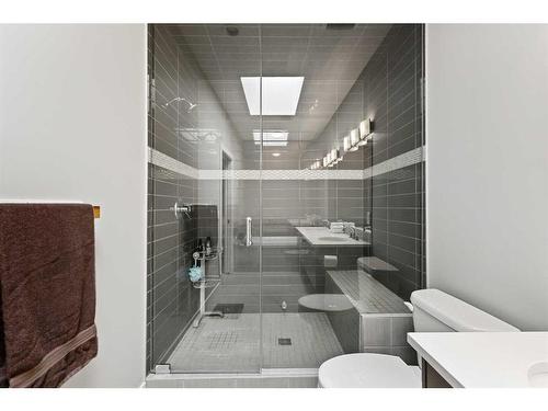 2014 35 Avenue Sw, Calgary, AB - Indoor Photo Showing Bathroom