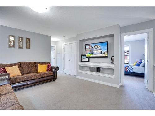 7 Kingsbury Close Se, Airdrie, AB - Indoor Photo Showing Living Room