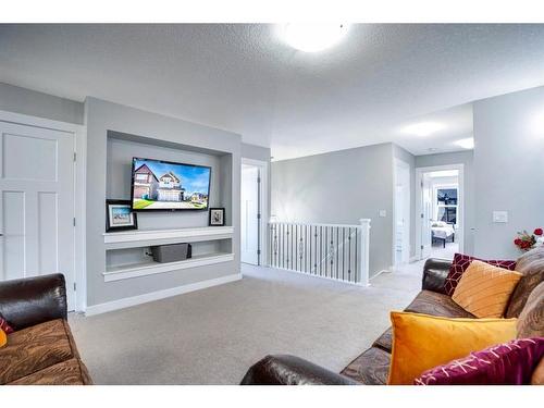 7 Kingsbury Close Se, Airdrie, AB - Indoor Photo Showing Living Room