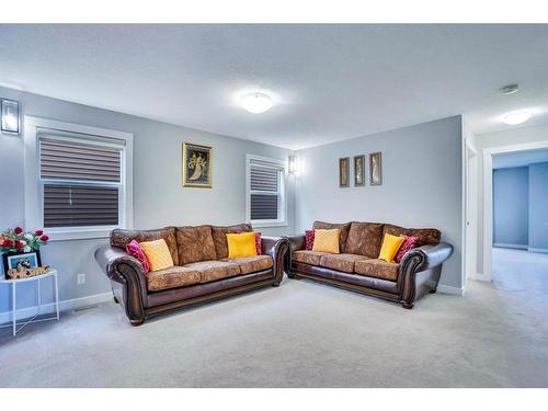 7 Kingsbury Close Se, Airdrie, AB - Indoor Photo Showing Living Room