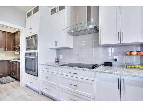 7 Kingsbury Close Se, Airdrie, AB - Indoor Photo Showing Kitchen With Upgraded Kitchen