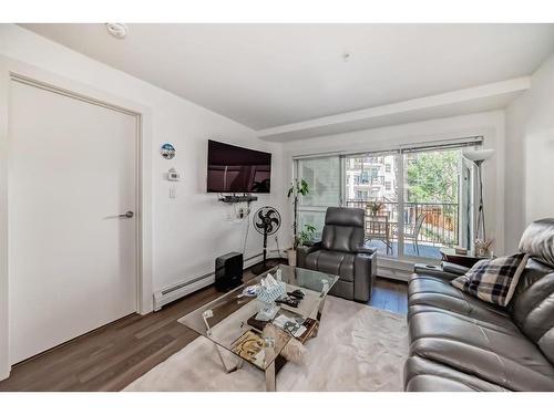 211-510 Edmonton Trail Ne, Calgary, AB - Indoor Photo Showing Living Room