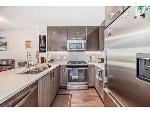 211-510 Edmonton Trail Ne, Calgary, AB - Indoor Photo Showing Kitchen With Stainless Steel Kitchen With Double Sink With Upgraded Kitchen