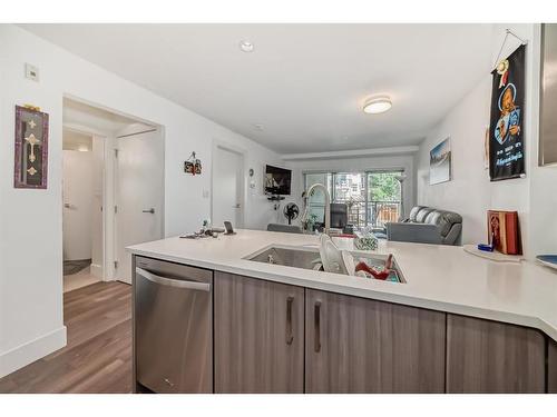 211-510 Edmonton Trail Ne, Calgary, AB - Indoor Photo Showing Kitchen