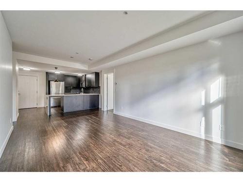 110-45 Aspenmont Heights Sw, Calgary, AB - Indoor Photo Showing Living Room