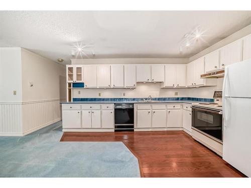 309-1001 68 Avenue Sw, Calgary, AB - Indoor Photo Showing Kitchen