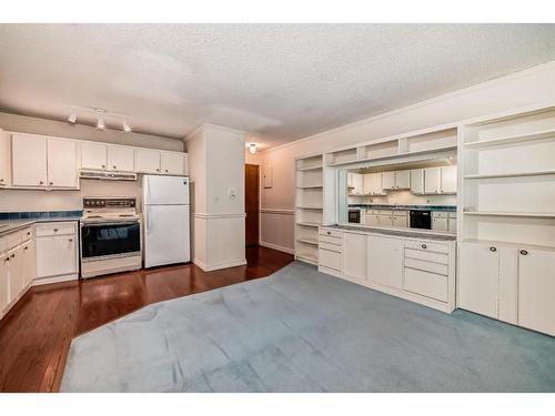 309-1001 68 Avenue Sw, Calgary, AB - Indoor Photo Showing Kitchen