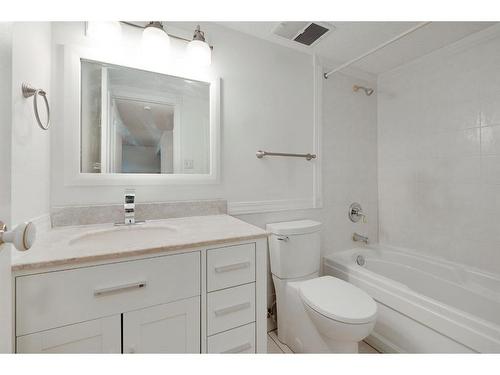 309-2611 1 Avenue Nw, Calgary, AB - Indoor Photo Showing Bathroom