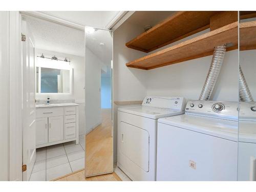 309-2611 1 Avenue Nw, Calgary, AB - Indoor Photo Showing Laundry Room