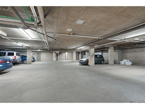 309-2611 1 Avenue Nw, Calgary, AB - Indoor Photo Showing Garage