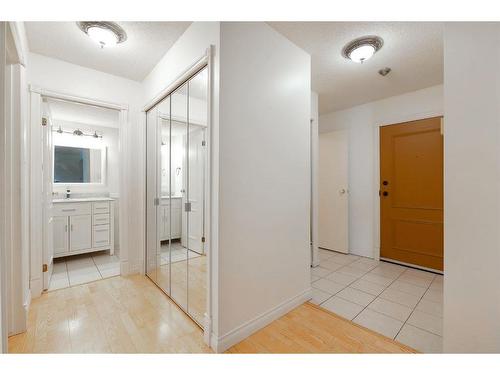 309-2611 1 Avenue Nw, Calgary, AB - Indoor Photo Showing Other Room