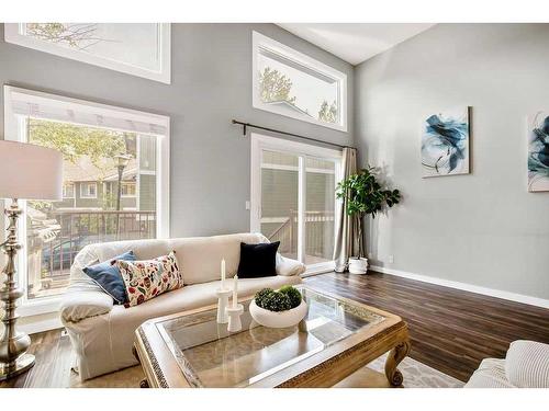 8-8533 Silver Springs Road Nw, Calgary, AB - Indoor Photo Showing Living Room