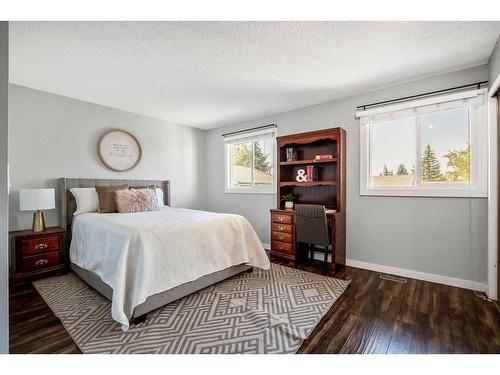 8-8533 Silver Springs Road Nw, Calgary, AB - Indoor Photo Showing Bedroom