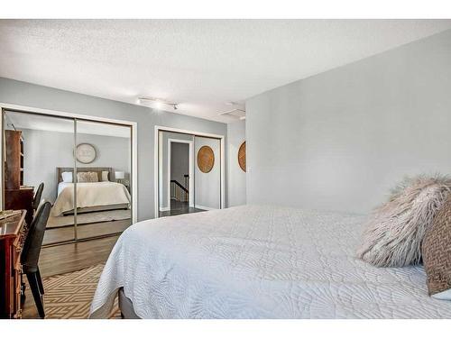 8-8533 Silver Springs Road Nw, Calgary, AB - Indoor Photo Showing Bedroom