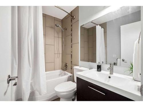 8-8533 Silver Springs Road Nw, Calgary, AB - Indoor Photo Showing Bathroom