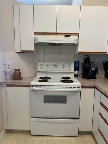 121 Hidden Valley Villas Nw, Calgary, AB - Indoor Photo Showing Kitchen