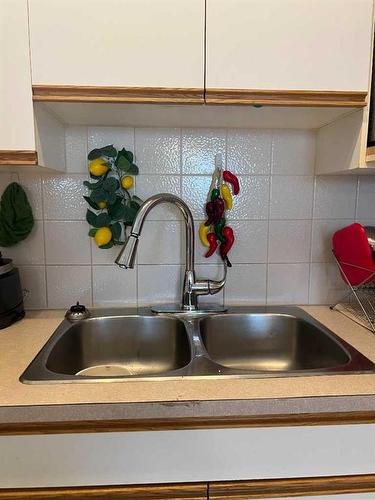 121 Hidden Valley Villas Nw, Calgary, AB - Indoor Photo Showing Kitchen With Double Sink