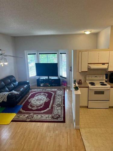 121 Hidden Valley Villas Nw, Calgary, AB - Indoor Photo Showing Kitchen