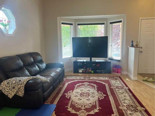 121 Hidden Valley Villas Nw, Calgary, AB - Indoor Photo Showing Living Room