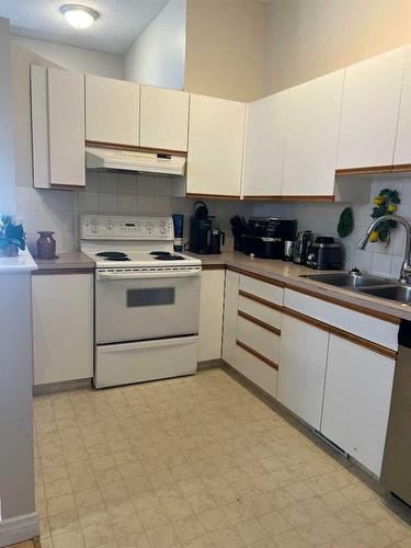 121 Hidden Valley Villas Nw, Calgary, AB - Indoor Photo Showing Kitchen With Double Sink