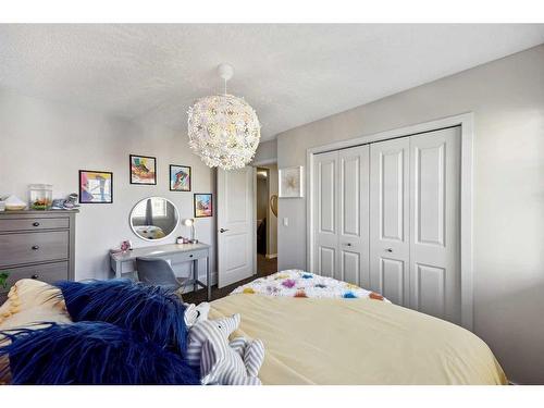 272 Kingsmere Cove Se, Airdrie, AB - Indoor Photo Showing Bedroom