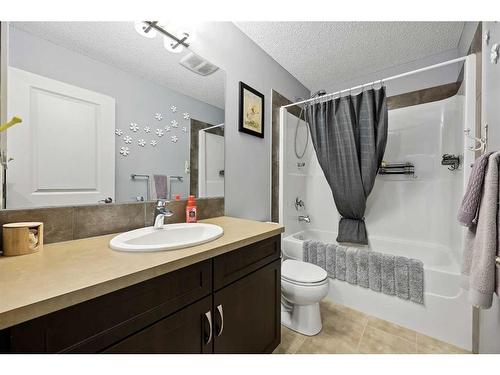 272 Kingsmere Cove Se, Airdrie, AB - Indoor Photo Showing Bathroom