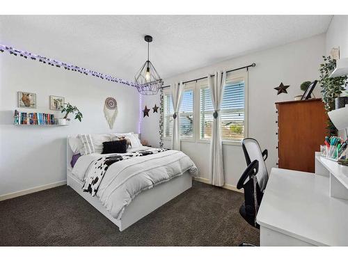 272 Kingsmere Cove Se, Airdrie, AB - Indoor Photo Showing Bedroom