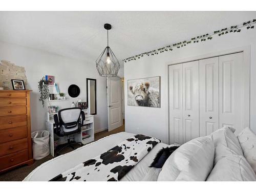 272 Kingsmere Cove Se, Airdrie, AB - Indoor Photo Showing Bedroom