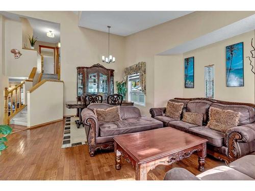 254 Coventry Court Ne, Calgary, AB - Indoor Photo Showing Living Room