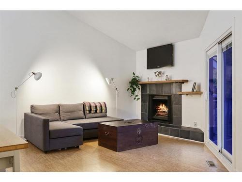 1-2637 1 Avenue Nw, Calgary, AB - Indoor Photo Showing Living Room