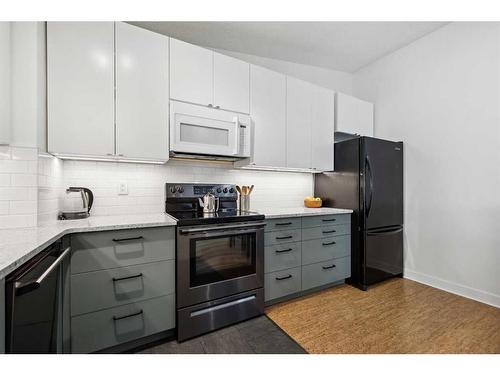 1-2637 1 Avenue Nw, Calgary, AB - Indoor Photo Showing Kitchen With Upgraded Kitchen