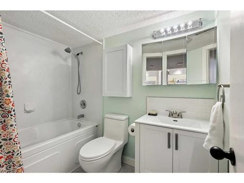 1-2637 1 Avenue Nw, Calgary, AB - Indoor Photo Showing Bathroom