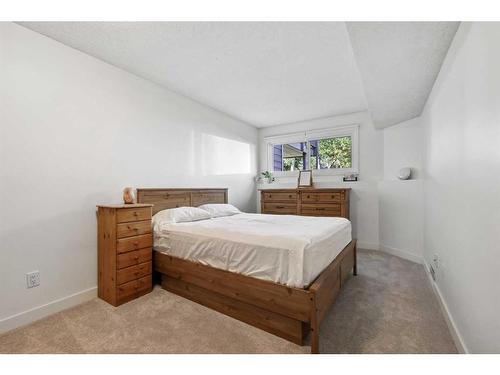 1-2637 1 Avenue Nw, Calgary, AB - Indoor Photo Showing Bedroom