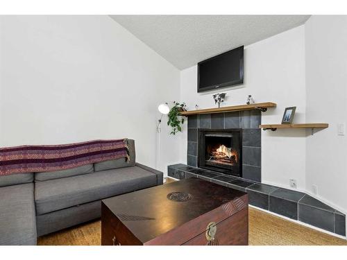 1-2637 1 Avenue Nw, Calgary, AB - Indoor Photo Showing Living Room With Fireplace