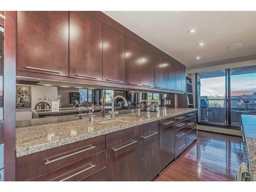 801A-500 Eau Claire Avenue Sw, Calgary, AB - Indoor Photo Showing Kitchen