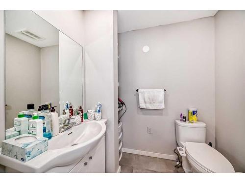 1931 7 Avenue Se, Calgary, AB - Indoor Photo Showing Bathroom