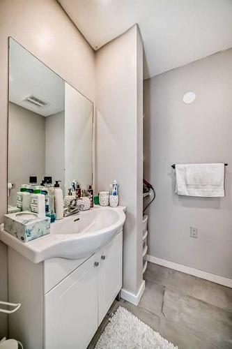 1931 7 Avenue Se, Calgary, AB - Indoor Photo Showing Bathroom