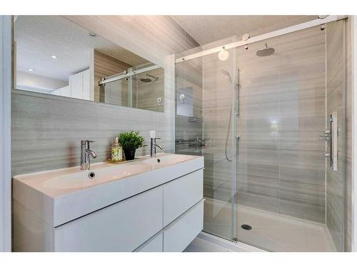 163 Oakmount Road Sw, Calgary, AB - Indoor Photo Showing Bathroom