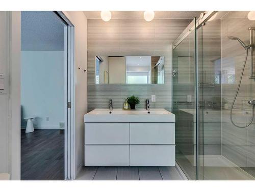 163 Oakmount Road Sw, Calgary, AB - Indoor Photo Showing Bathroom