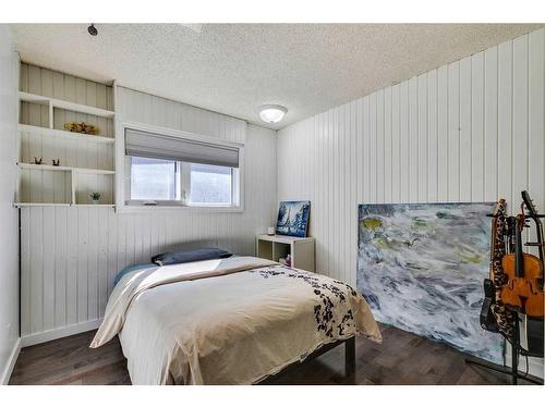 163 Oakmount Road Sw, Calgary, AB - Indoor Photo Showing Bedroom