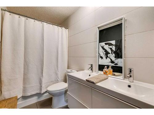 163 Oakmount Road Sw, Calgary, AB - Indoor Photo Showing Bathroom