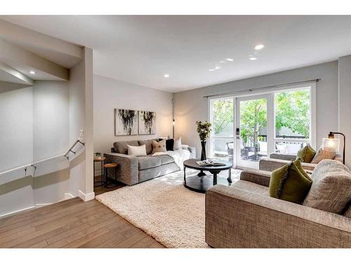 65 30 Avenue Sw, Calgary, AB - Indoor Photo Showing Living Room