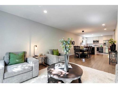 65 30 Avenue Sw, Calgary, AB - Indoor Photo Showing Living Room